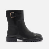 BOTA PRETA COURO CANO CURTO TRATORADA FIVELA A 13723 0009 0001 AREZZO