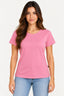 Rosa Bebe | Blusa baby look básica Revanche em rosa bebê, vestida na modelo de frente com jeans azul