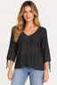 Preto | Blusa Bata Manga Longa Aishty preta com decote em V e amarrações nas mangas, vestida na modelo