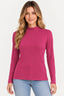 Pink | Blusa Coqueta Cacharrel Canelada rosa pink de gola alta, vestida na modelo com calça jeans, vista da frente