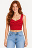 Vermelho | Blusa cropped Skenn de alça vermelha, com decote sweetheart franzido, vestida em modelo sorridente com jeans azul