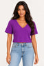 Roxo | Blusa cropped Coqueta roxa de manga curta com decote em V, vestida em modelo com jeans azul claro