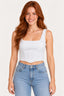 Branco | Blusa cropped jeans corset Alcance branca, vestida na modelo com calça jeans azul clara, vista da frente