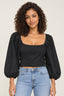 Preto | Blusa Cropped Manga Pregas Revanche preta, decote quadrado e mangas bufantes, usada com jeans claro