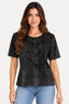 Preto | Blusa feminina manga curta Groovy em tule preto, vestida na modelo com jeans azul, vista de frente