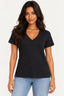 Preto | Blusa T-Shirt Lisa Ramona Lerrux preta de decote V, vestida em modelo com jeans azul claro