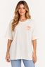 Off | Blusa T-Shirt Manga Curta Long Orange Juice Gringa off white com estampa laranja no peito, vestida na modelo
