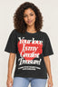 Verde | Blusa T-Shirt Your Love Lerrux preta com estampa de coração vermelho e frase, vestida na modelo de frente