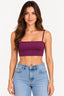 Roxo | Blusa Groovy top cropped liso roxa com alças finas, vestida na modelo de frente com calça jeans