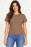 Marrom | Blusa CS Tule Strass marrom com estampa de losangos, vestida em modelo de frente com calça jeans