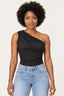 Preto | Body um ombro só CS em poliamida preto, com drapeado lateral, vestido em modelo de frente com jeans azul claro