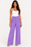 Roxo | Calça Line Pantalona Skenn roxa, cintura alta com dois botões, vestida na modelo com regata branca