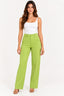Verde | Calça Reta Chique Skenn verde, de cintura alta e vincos frontais, vestida em modelo com regata branca