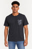 Preto | Camiseta Gagnoa Raissa masculina preta com estampa gráfica cinza no peito, vestida em modelo