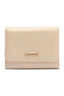 Carteira pequena Rustic Anacapri em tom branco off-white, com aba frontal e placa dourada com a marca, vista de frente