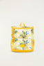 Mochila Farm Etc Cooler Praia RJ Tardezinha estampada com flores amarelas, azuis e branco, vista frontal