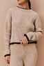 Blusa bicolor Cacay com detalhe tricot, vista frontal em modelagem feminina