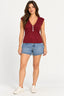 Jeans Claro | Short Jeans Mom Serena Alcance em jeans claro marmorizado, com blusa bordô de decote em V, vestido em modelo de corpo inteiro