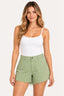 Verde | Shorts Jeans Mom Milão Alcance verde com barra desfiada, vestido em modelo com regata branca, vista frontal