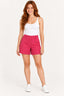 Pink | Shorts Linho Amicia Clamarroca rosa pink com botões na cintura, vestido com regata branca