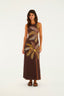 Vestido Tule Sol de Coqueiro Farm Rio marrom com estampa de palmeiras e tucanos, vestido na modelo de frente