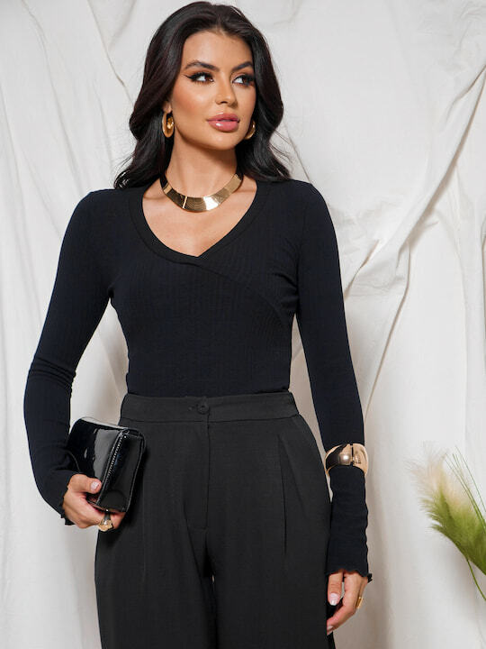 Blusa canelada transpassada Skenn feminina, frente com detalhe transpassado