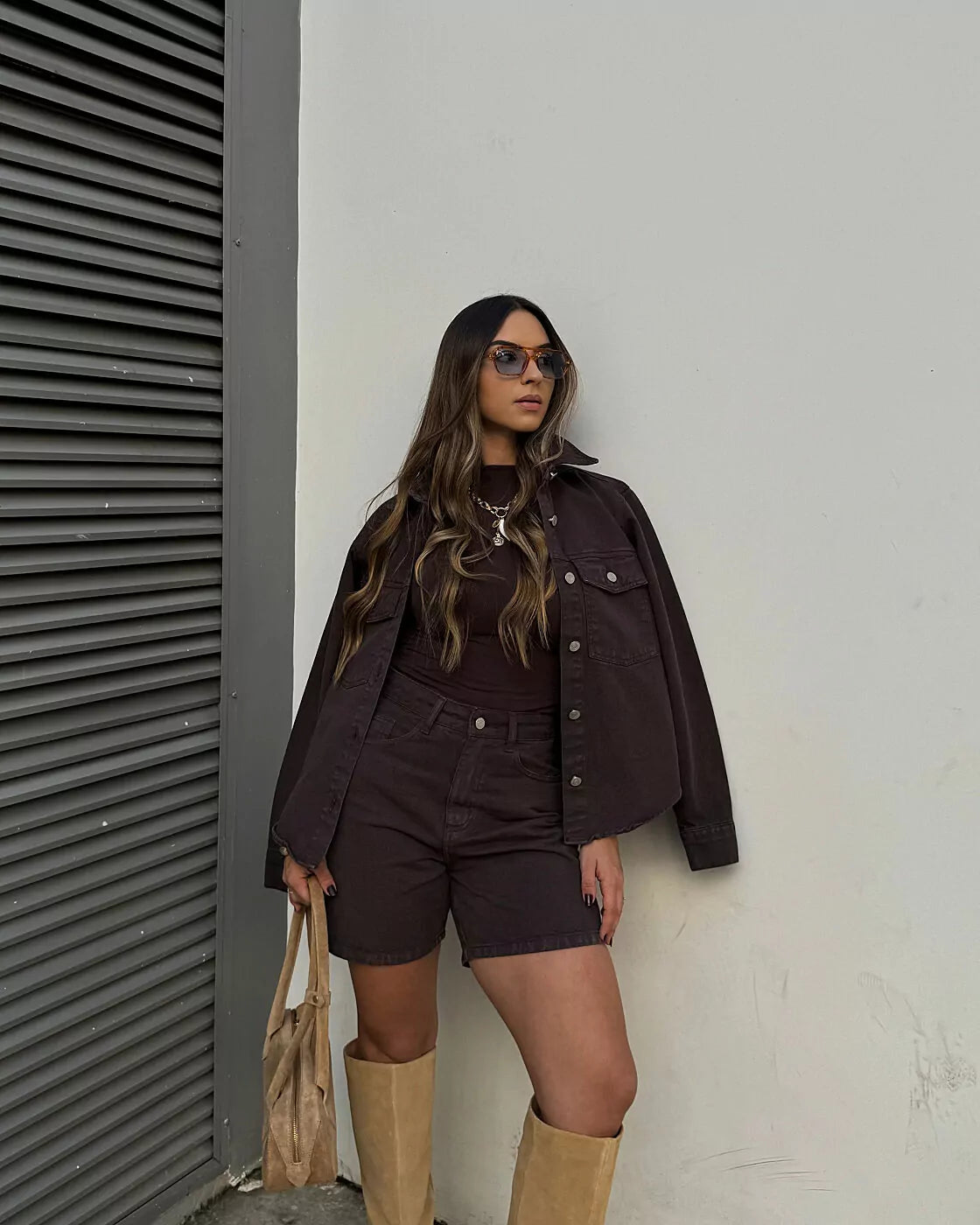 Detalhe de bolsos e fechamento da bermuda jeans Sierra