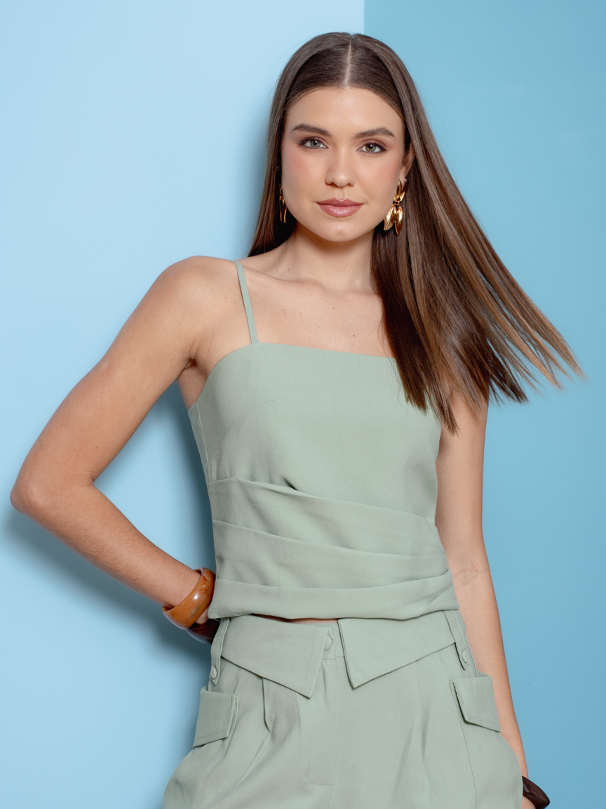 Close dos detalhes e textura da blusa alfa Skenn