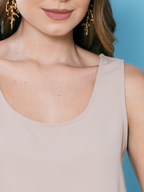 Detalhe acabamento blusa regata crepe alfaiataria Skenn