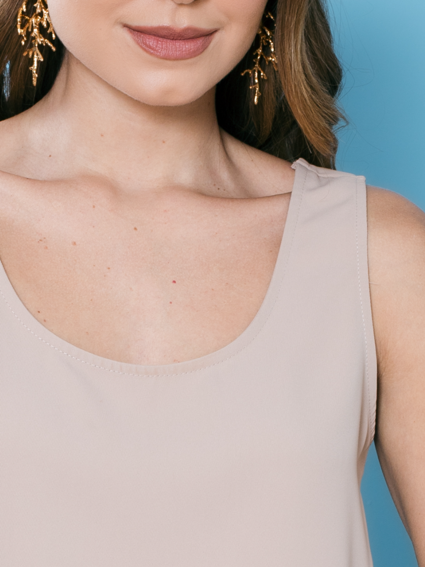 Detalhe acabamento blusa regata crepe alfaiataria Skenn