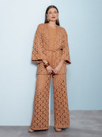 Look completo blusa kimono crochet Baja branca em mulher