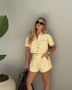 Blusa cropped jeans Azzurra close no tecido denim, detalhe da textura