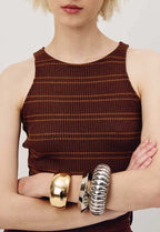 Blusa regatinha listrada Cacay, costas da peça mostrando ajuste