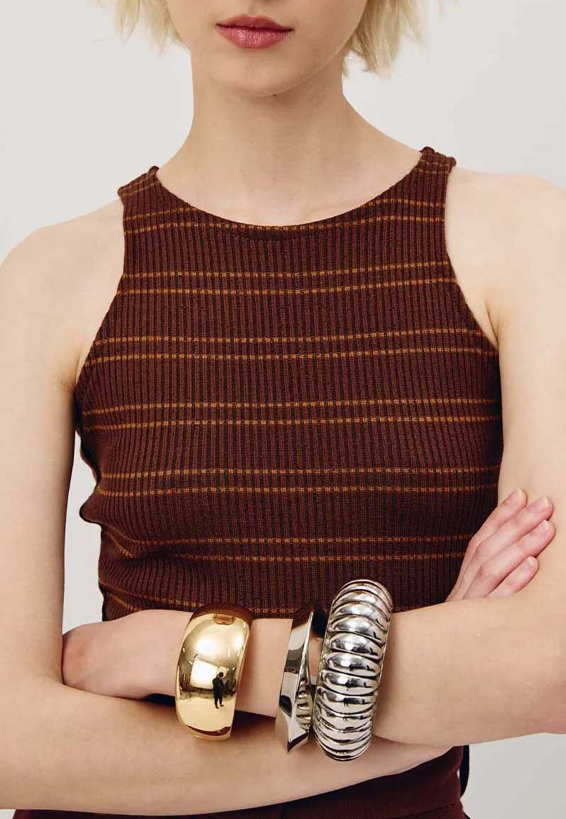 Blusa regatinha listrada Cacay, costas da peça mostrando ajuste