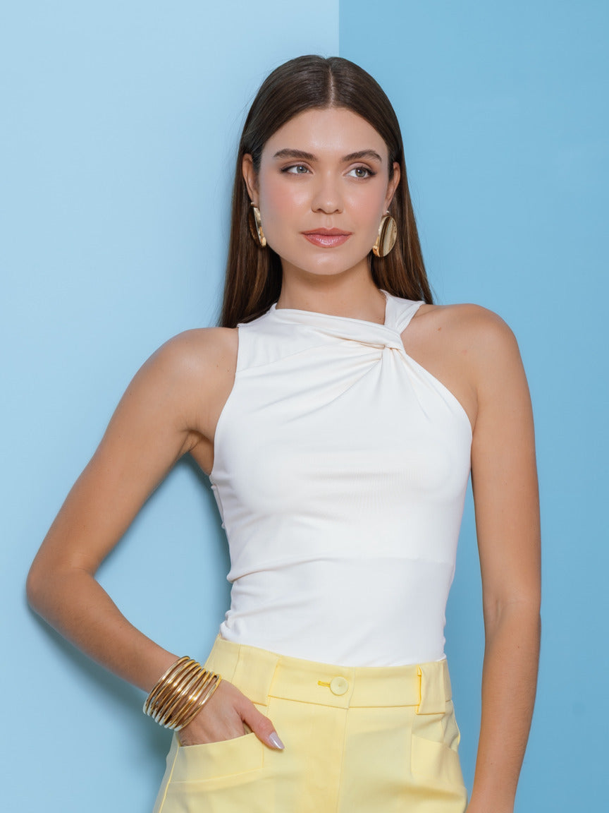 Look completo blusa drapeada Skenn feminina