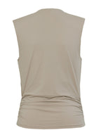 Close do decote degage e neckline da blusa Skenn