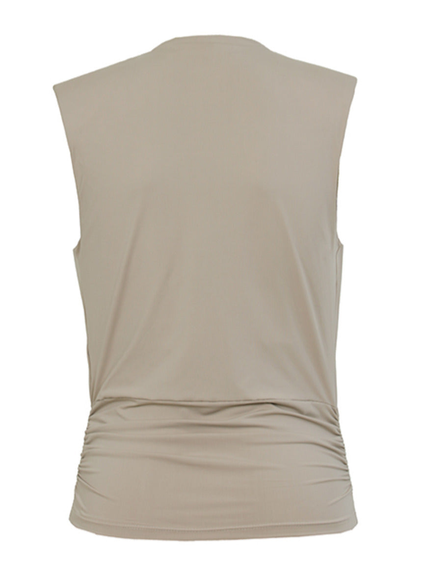 Close do decote degage e neckline da blusa Skenn