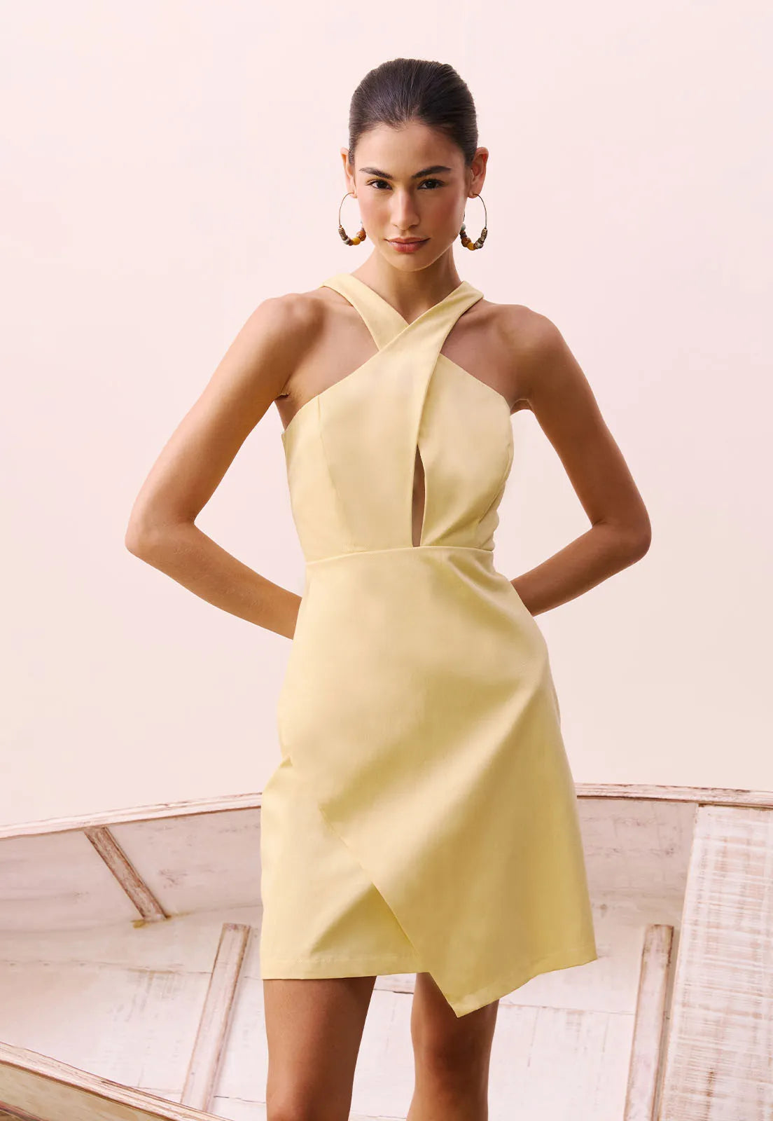 VESTIDO CURTO DECOTE CRUZADO LISO 105430 CACAY