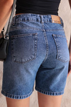 Detalhe do tecido denim e acabamento barra bermuda Revanche