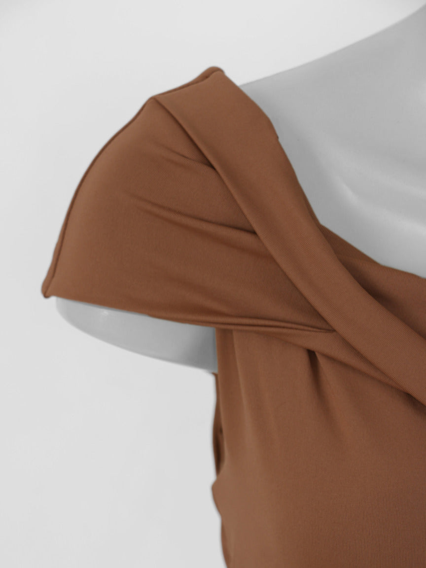 Detalhe frontal do decote e drapeado superior da blusa feminina