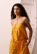 Detalhe do tecido orgânico e argola da blusa cropped feminina