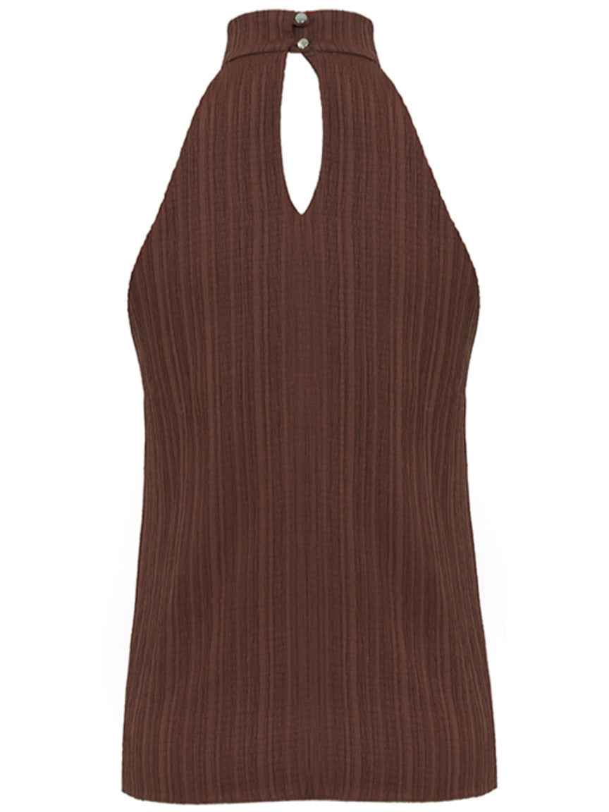 Close e perspectiva dos plissados metalizados da blusa SKENN feminina