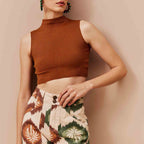 Blusa cropped golinha alta Cacay em tricot, vista costas