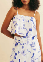 Blusa cropped feminina com ponteiras laterais, vista frontal