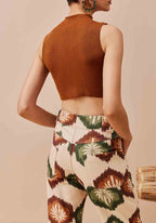 Detalhe da golinha alta em tricot da blusa cropped feminina