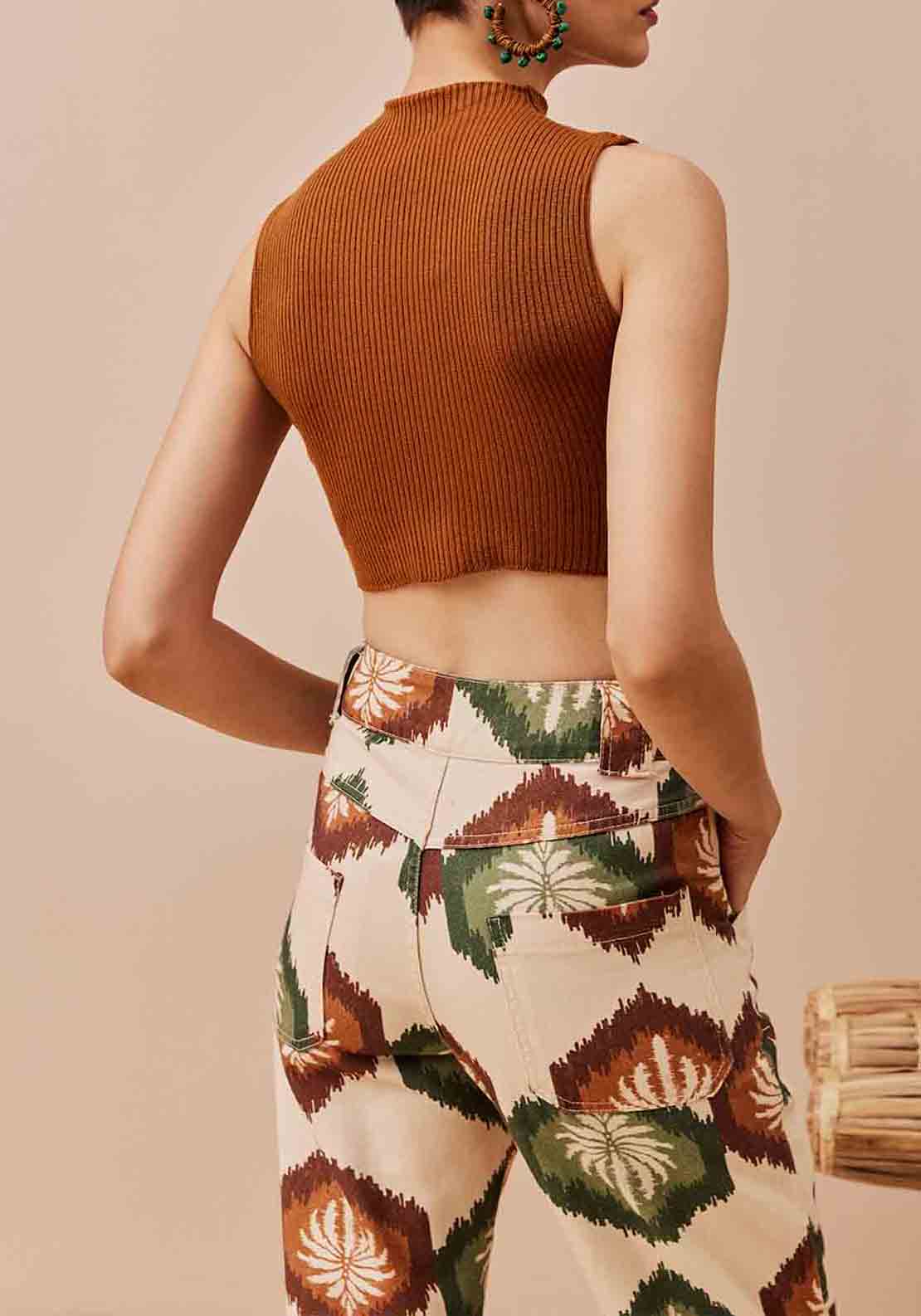 Detalhe da golinha alta em tricot da blusa cropped feminina
