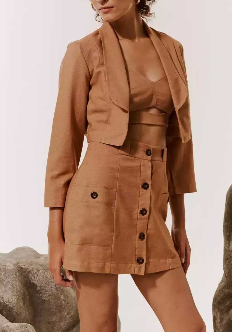 Blazer cropped liso preto frente ajustado Cacay feminino Imagem principal do produto
