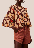 Blusa quadradinha manga kimono onça Cacay, vista frontal em mulher