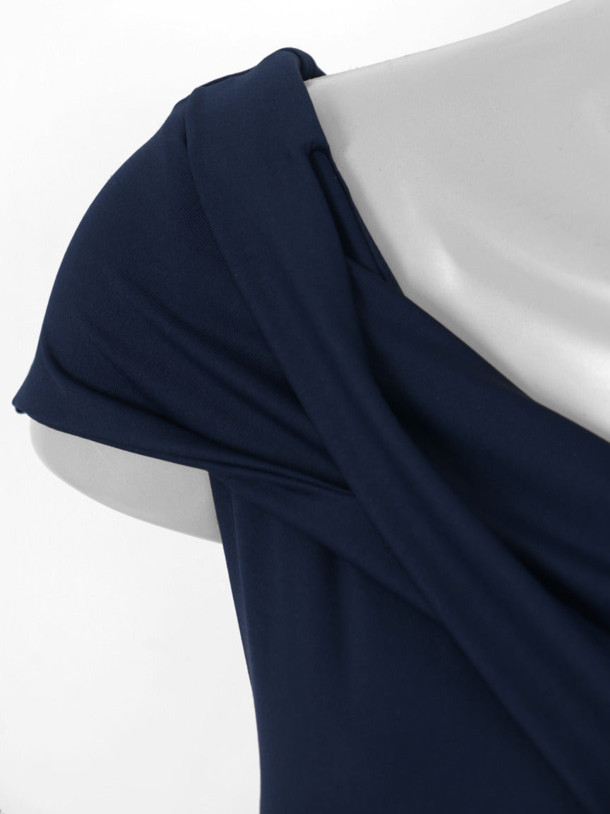 Blusa ombro drapeados SKENN, perspectiva lateral destacando volume nos ombros