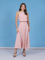 Blusa regata Alf Basic Skenn, frente em mulher com corte básico